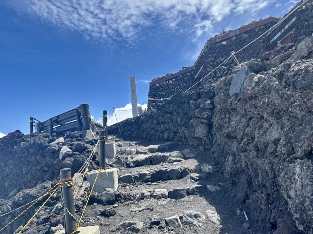 富士登山競走の山頂ゴール直前 (ゴールまで5m)