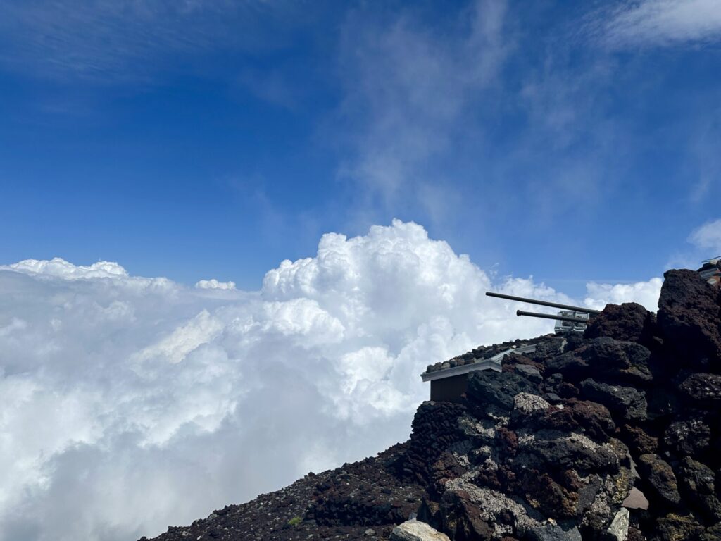 富士登山競走の試走、山頂は快晴