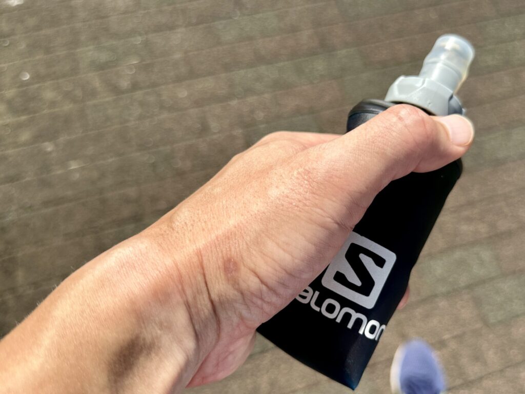 フラスクを持って走りながらランニング