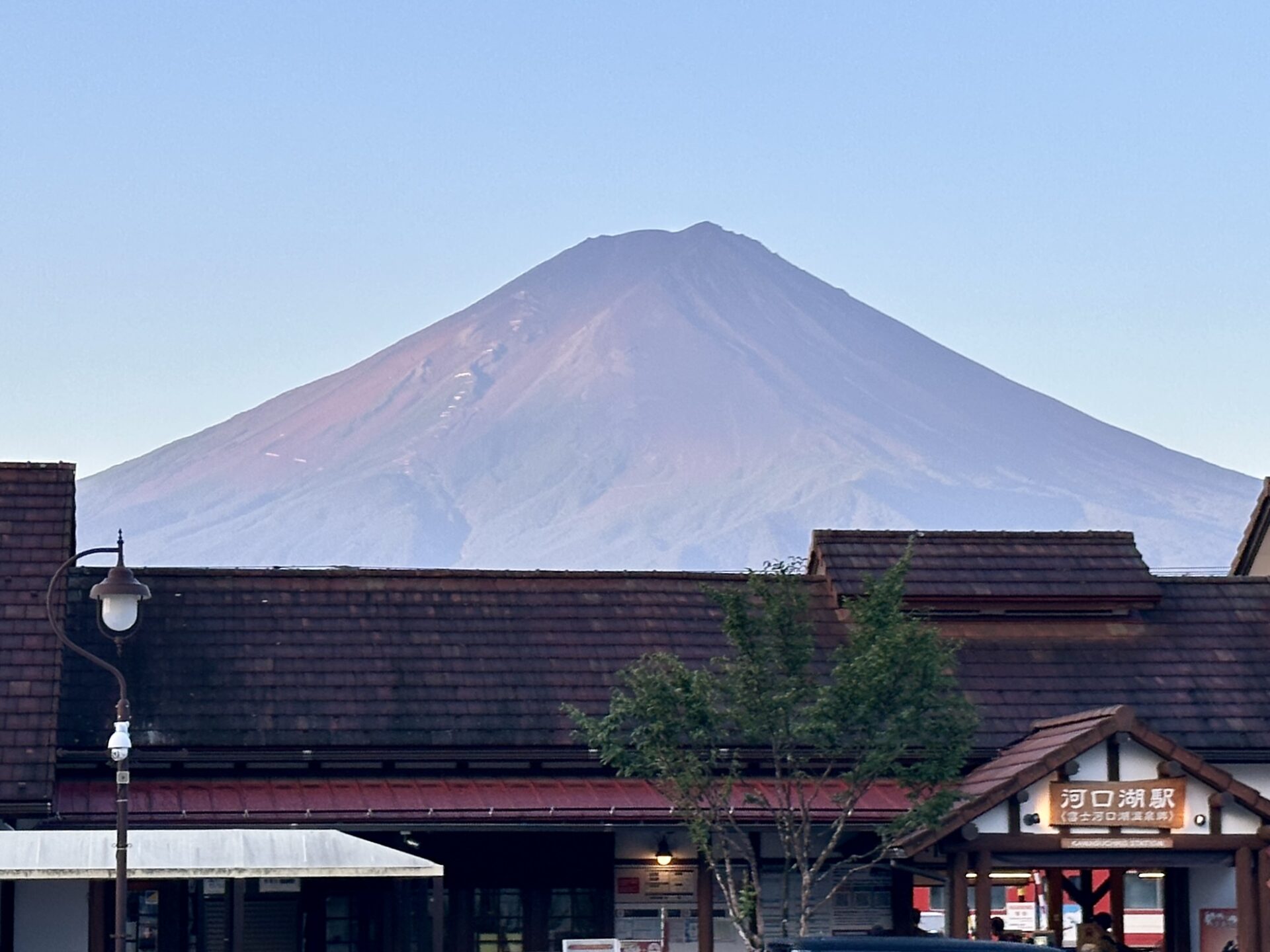 富士登山競走の朝、河口湖駅から見えた富士山