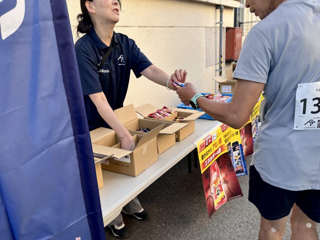 富士登山競走スタート前にアミノバイタル配布