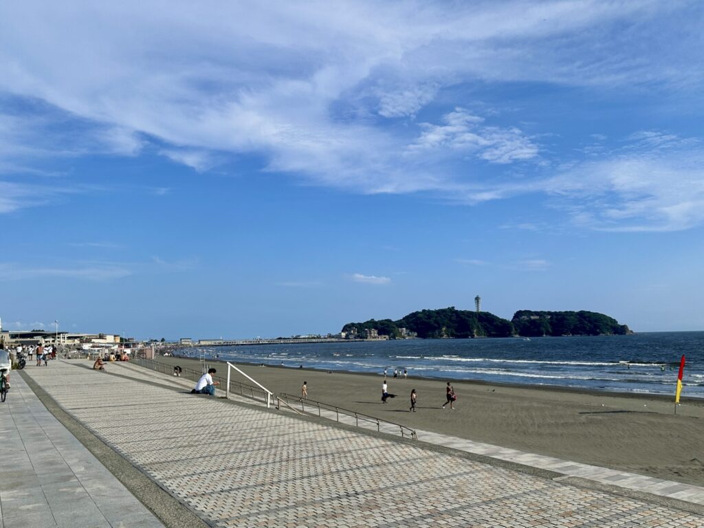 夏の江ノ島を横目にランニング