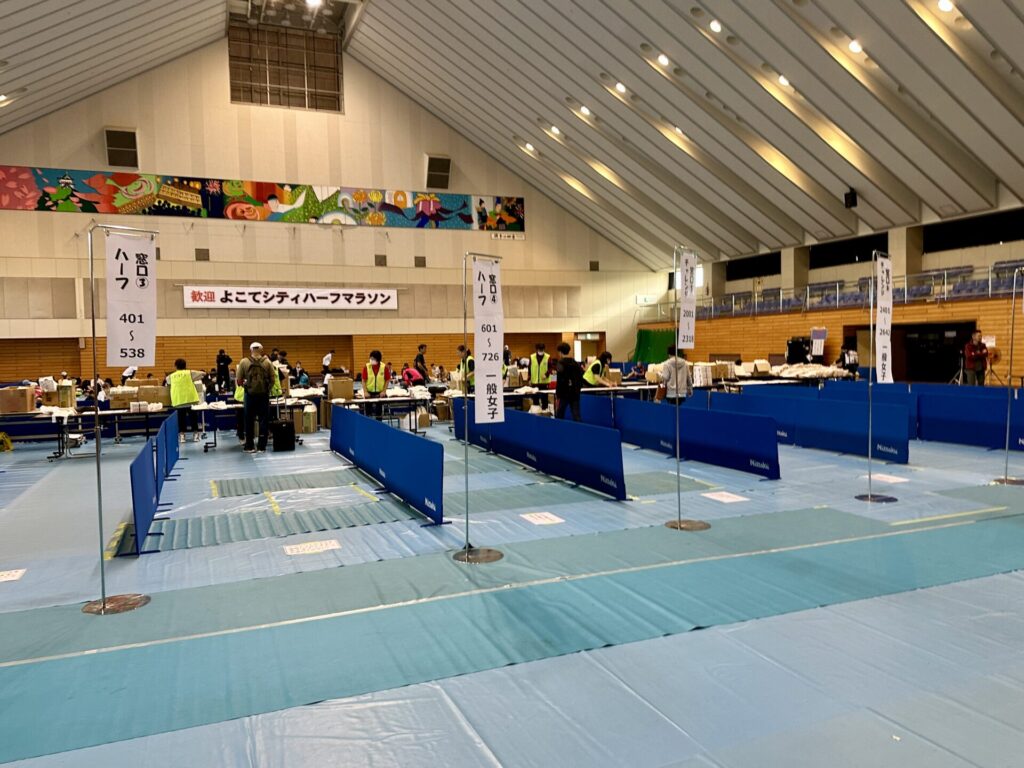よこてシティハーフのメイン会場の横手体育館、受付よりも無料の手荷物預けではない？