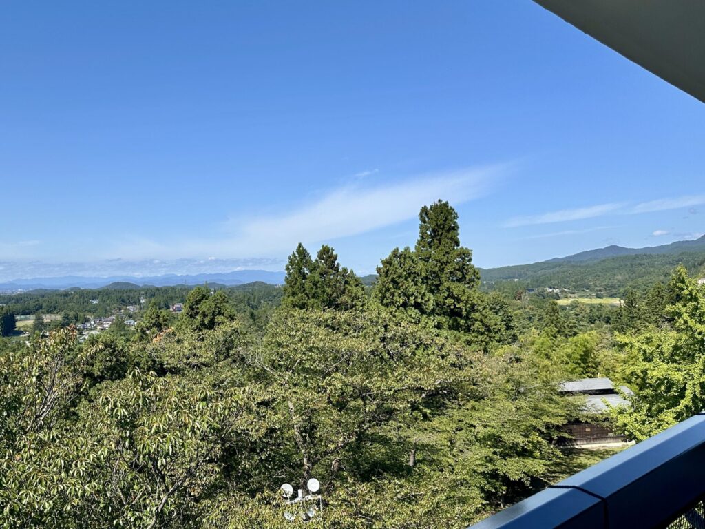 横手城から八幡平方面を望む