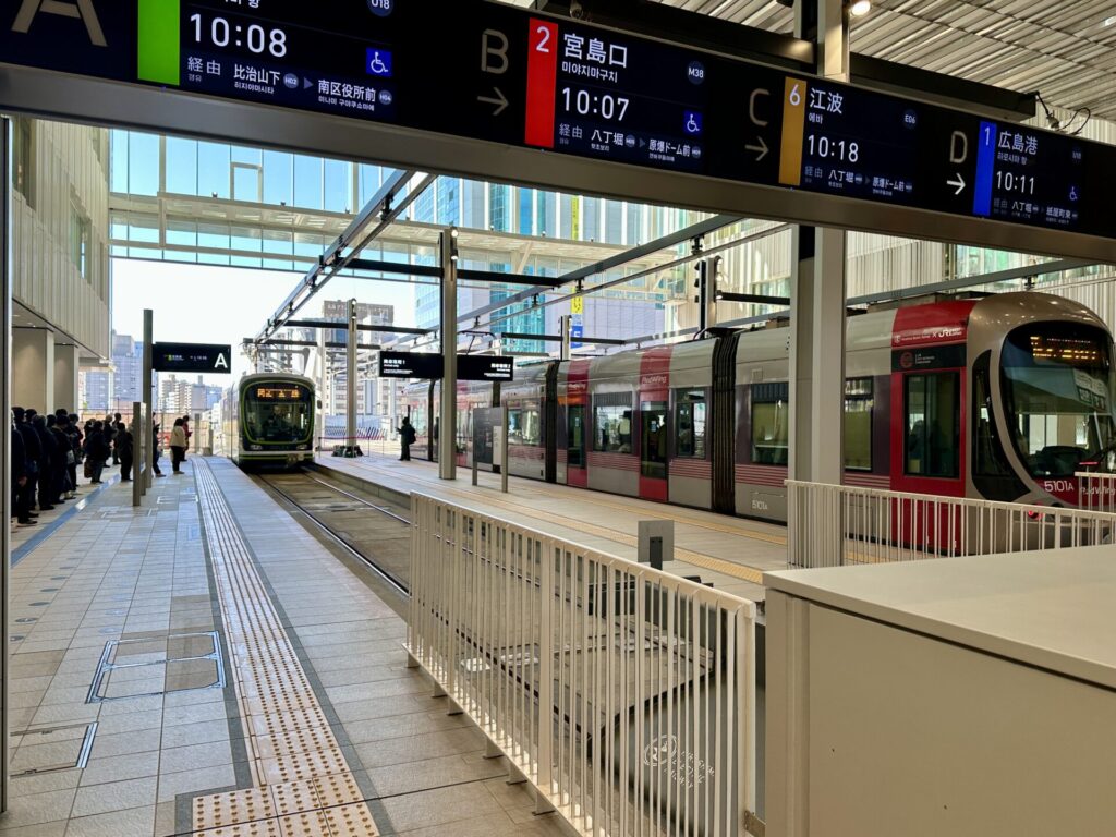 マラソンと広島観光、路面電車が2階に乗り入れ