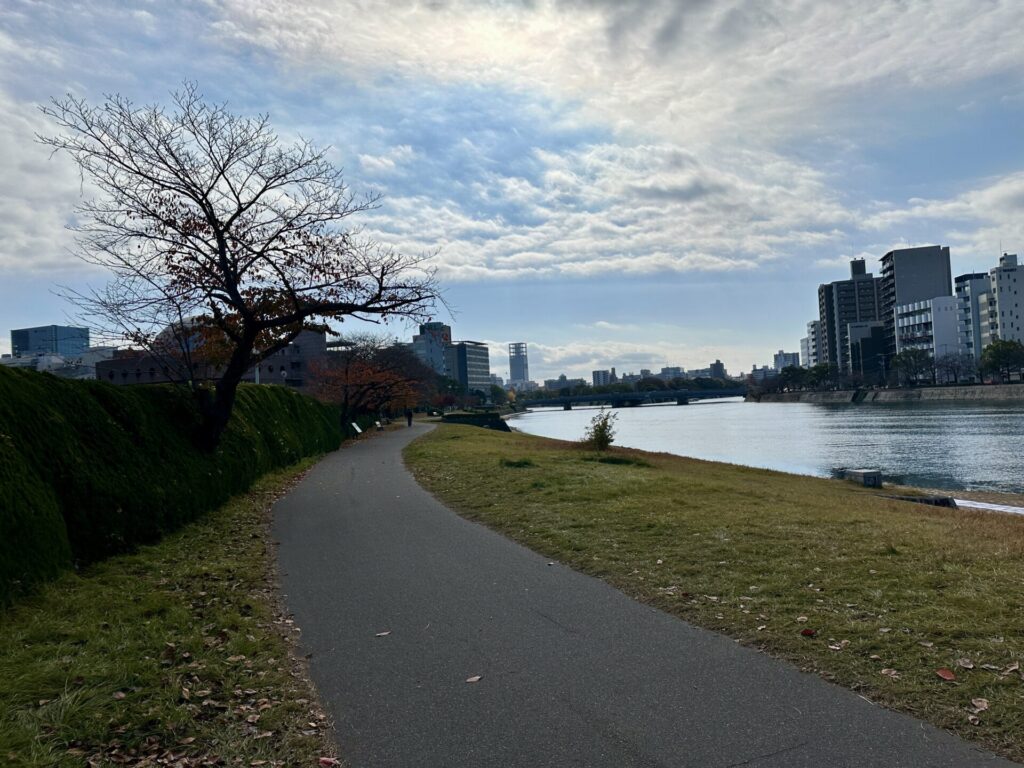 広島城から原爆ドームへ太田川沿いを歩く