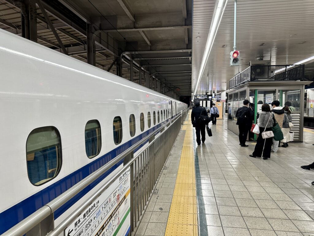 マラソン遠征、新幹線移動もお手のもの（博多駅）