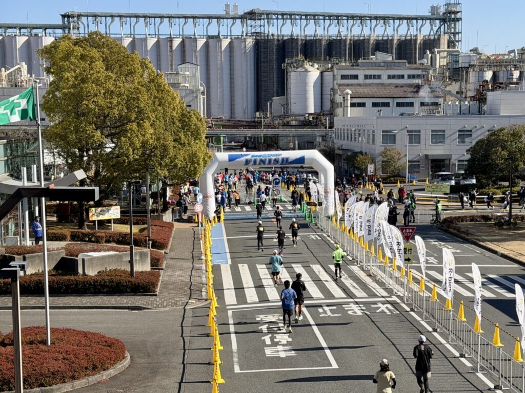 神奈川マラソンのゴール地点は日清オイリオ磯子工場内