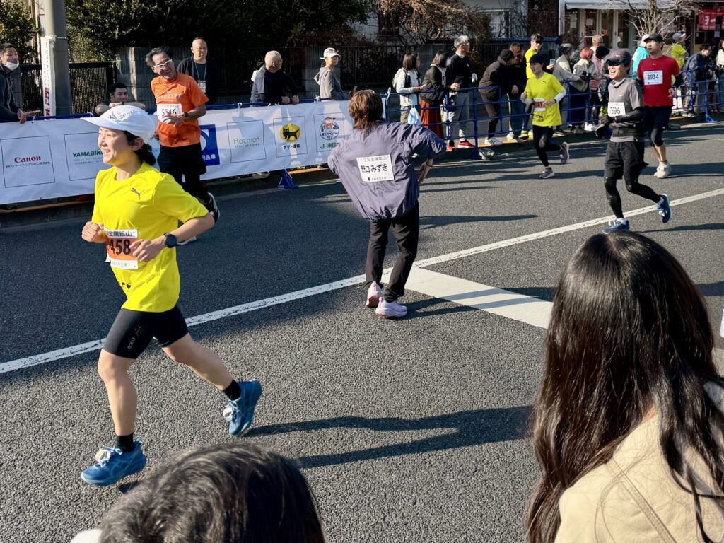 青梅マラソンでランナーを応援する野口みずき