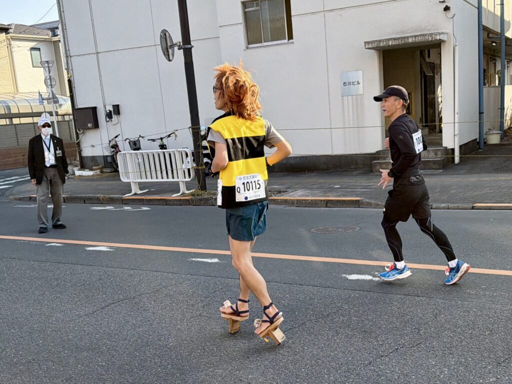 青梅マラソンのゴール前、一本下駄で走るランナー