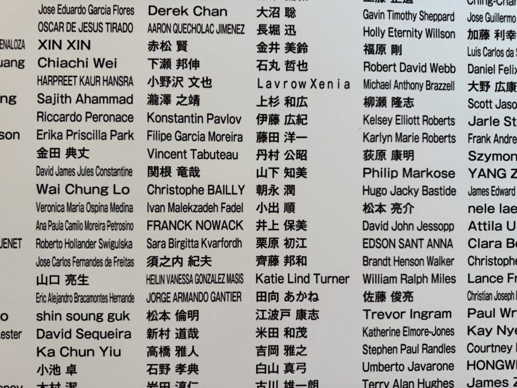 東京マラソン2026EXPO、名簿ボードは外国人だらけ