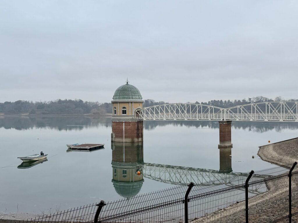 多摩湖自転車道、多摩湖の取水口を朝から見に