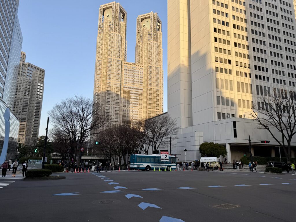 東京マラソン早朝、朝日に輝く東京都庁