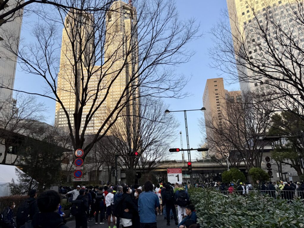 東京マラソン当日朝、都庁方面へ向かっていく