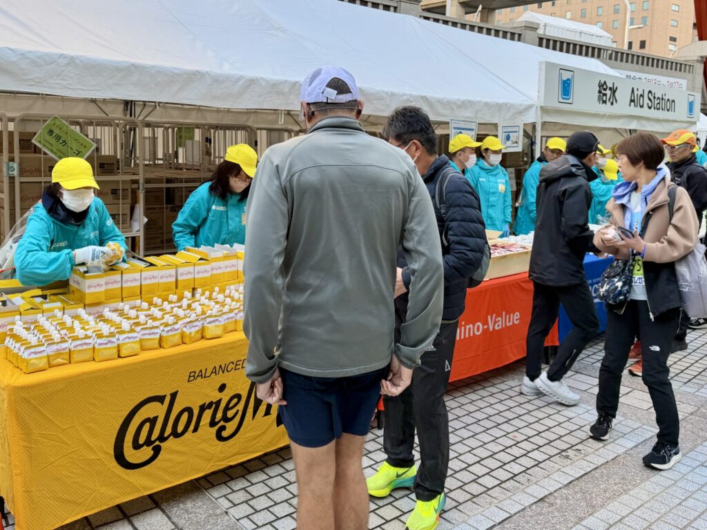 東京マラソンスタート前にポカリとカロリーメイトゼリーの提供