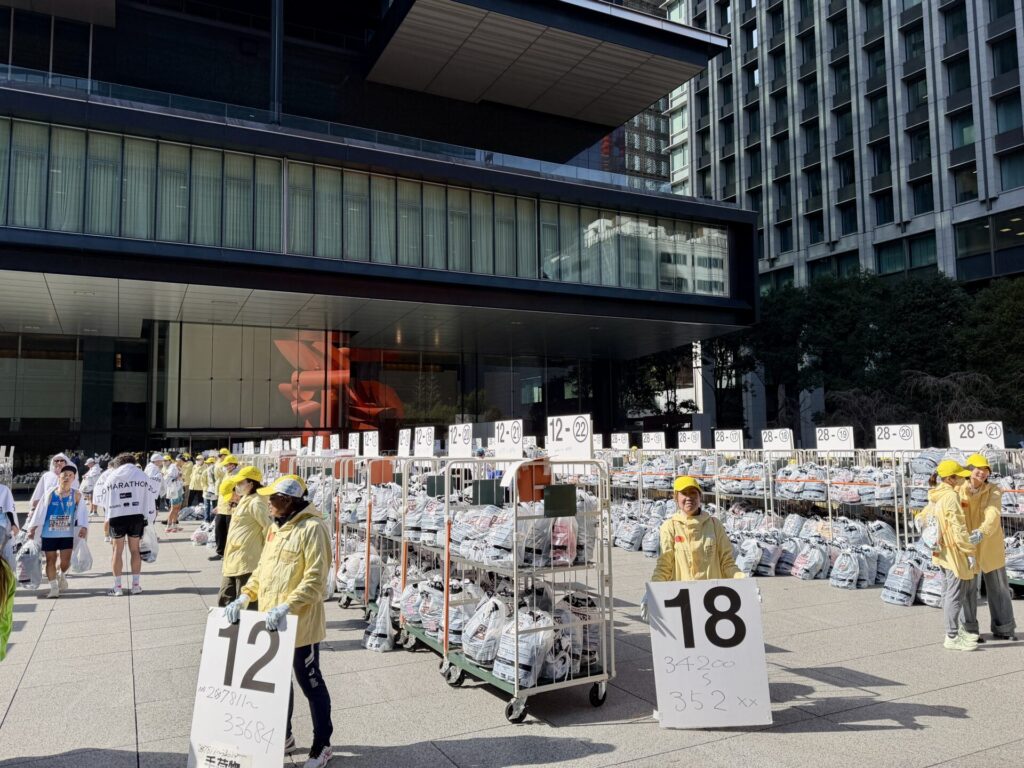 東京マラソンゴール後、手荷物預けの引き取りもシステマチック