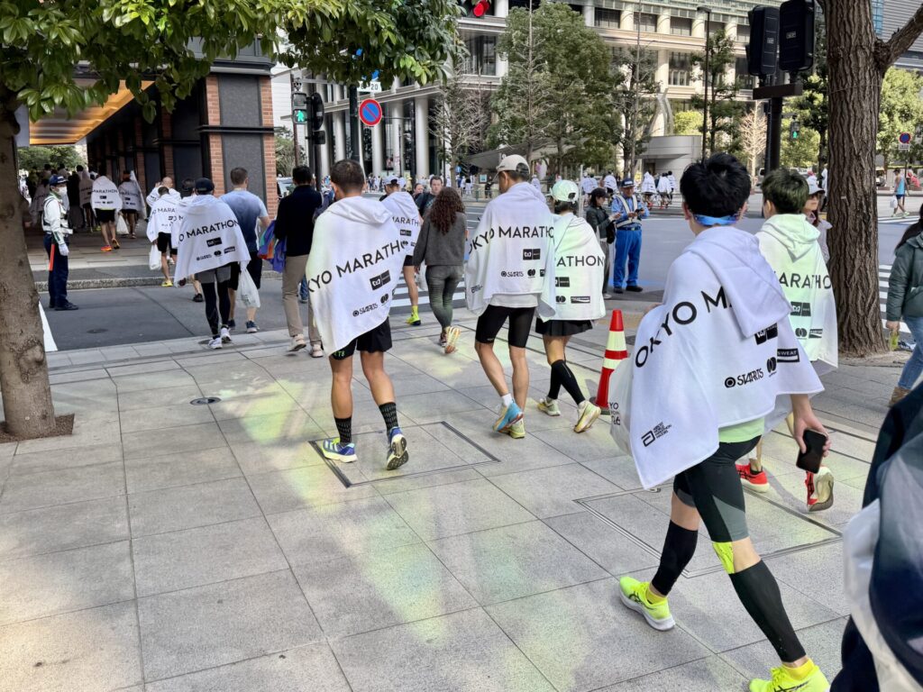 東京マラソン2026ゴール後にもらえるポンチョ