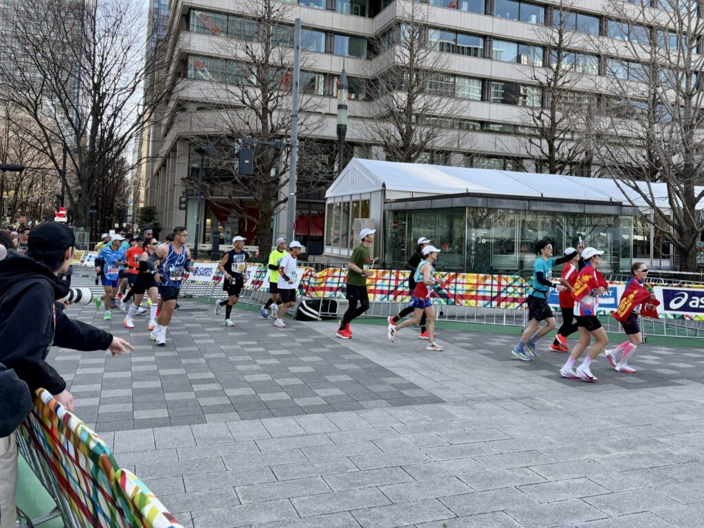 東京マラソンのゴール直前の最終コーナー