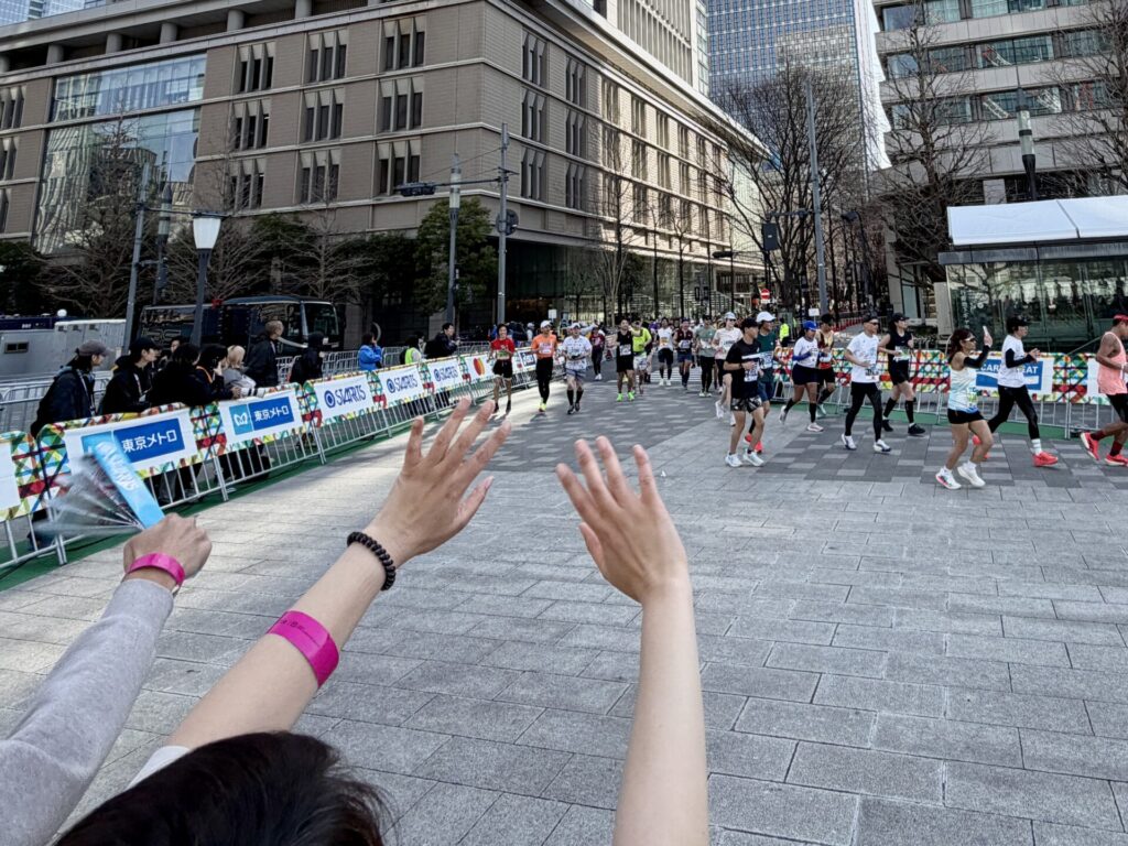 東京マラソン最後の左コーナー