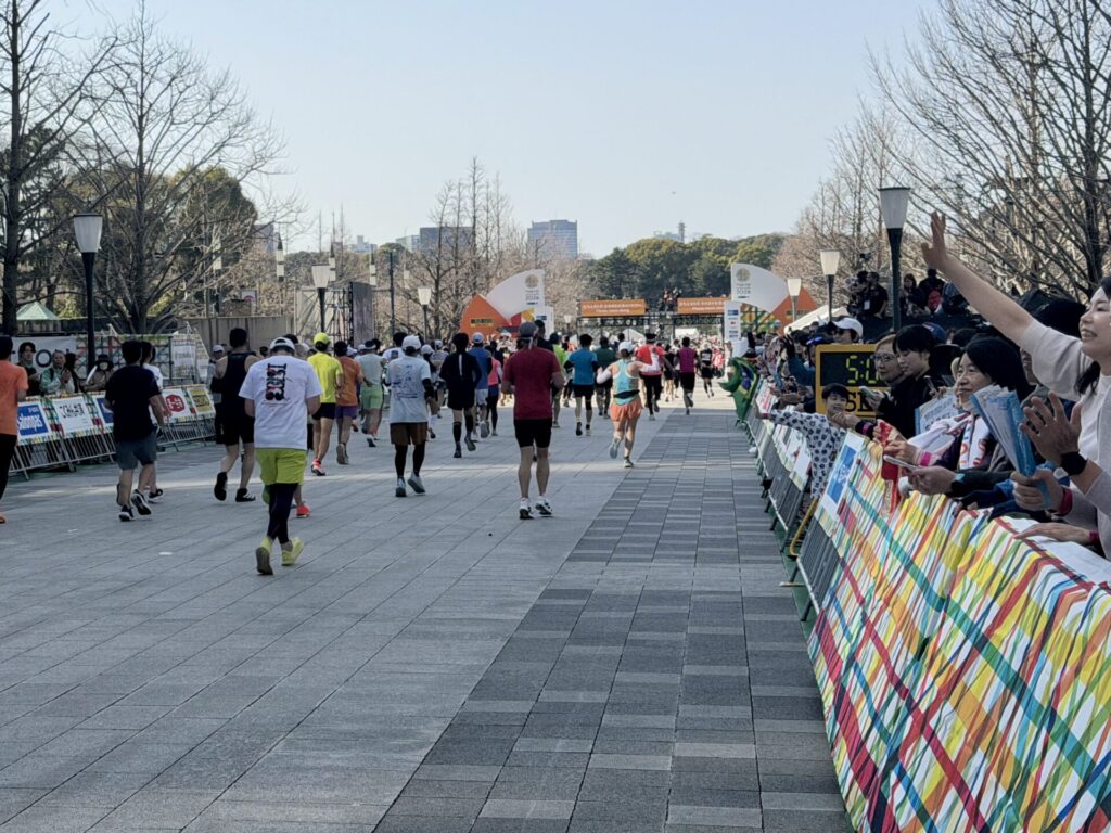 東京マラソン、ゴール前の最後の直線