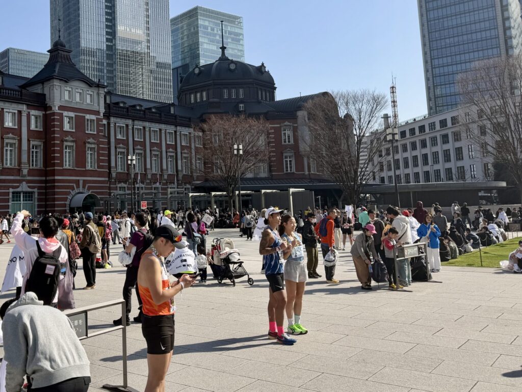 東京マラソン後の東京駅はランナーで溢れ返る