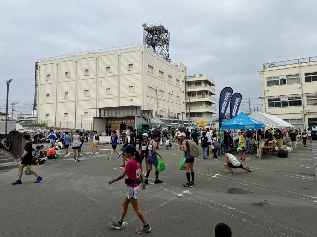 富士登山競走、市役所からスタート