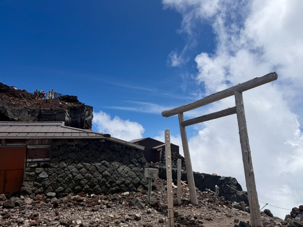 御殿場登山道の山頂、これからの砂走りが楽しみ