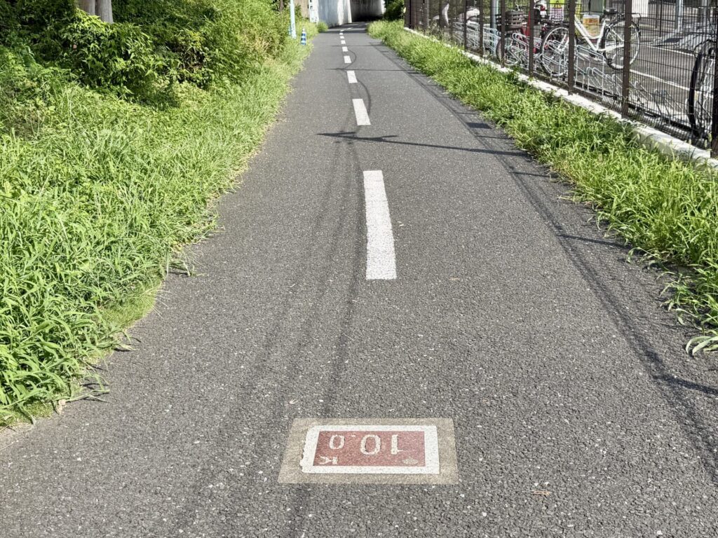 多摩湖自転車道の10km 距離票